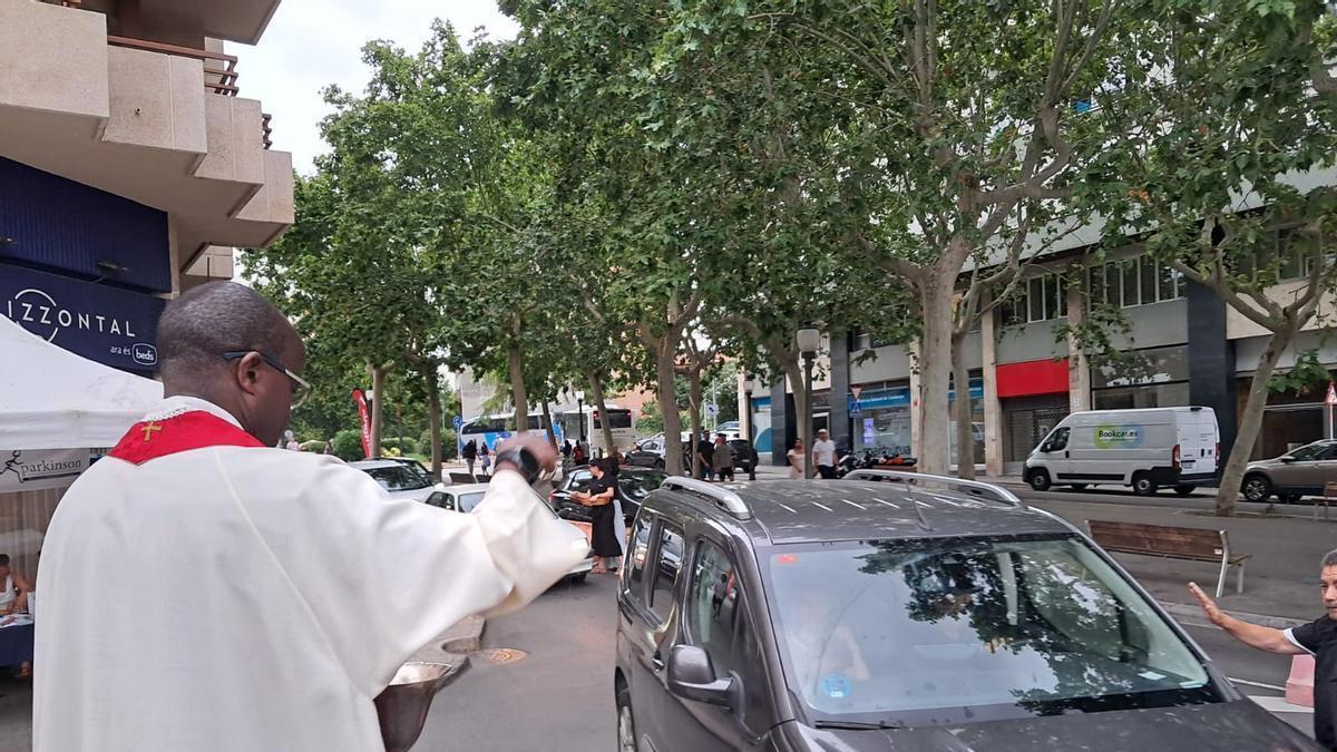 La benedicció de vehicles a càrrec de mossèn Joan Hakolimana, l'any 2025