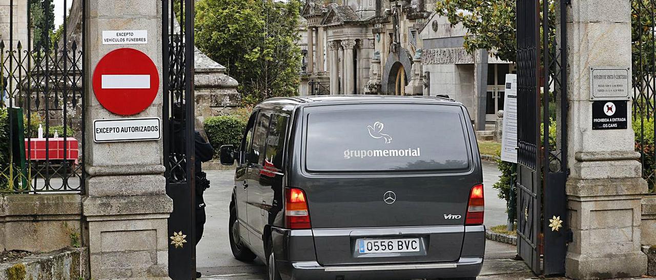 El furgón que transportó los restos mortales de Déborah, el martes, a su entrada en Pereiró. |   // R. GROBAS