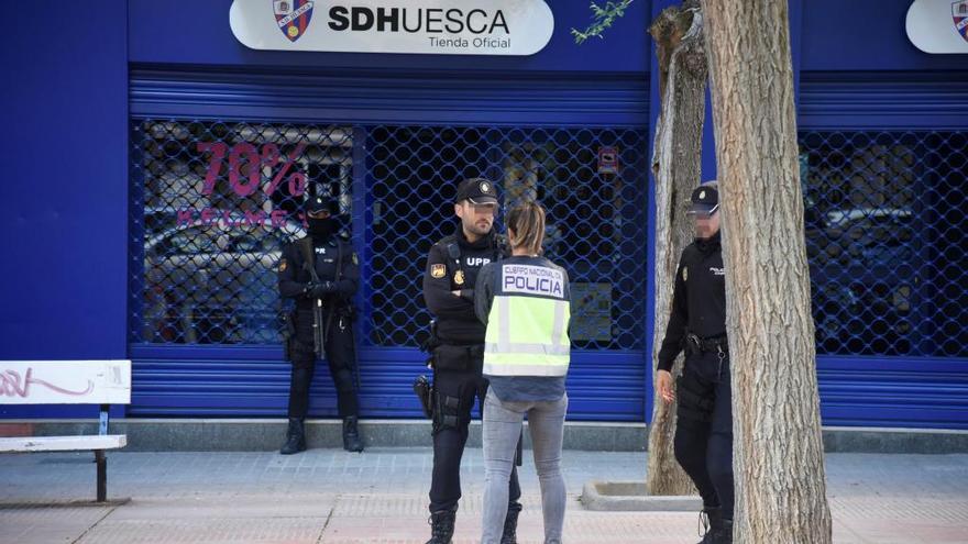 Un amplio dispositivo de Policía Nacional se ha desplegado en la sede de la Sociedad Deportiva Huesca en la capital oscense desde primeras horas de esta mañana. // Javier Blasco