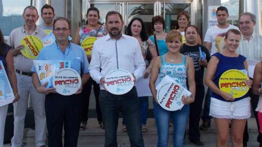 El alcalde de Salceda, Marcos Besada (c), con concejalas y hosteleros en la presentación. // C.S./E.G.