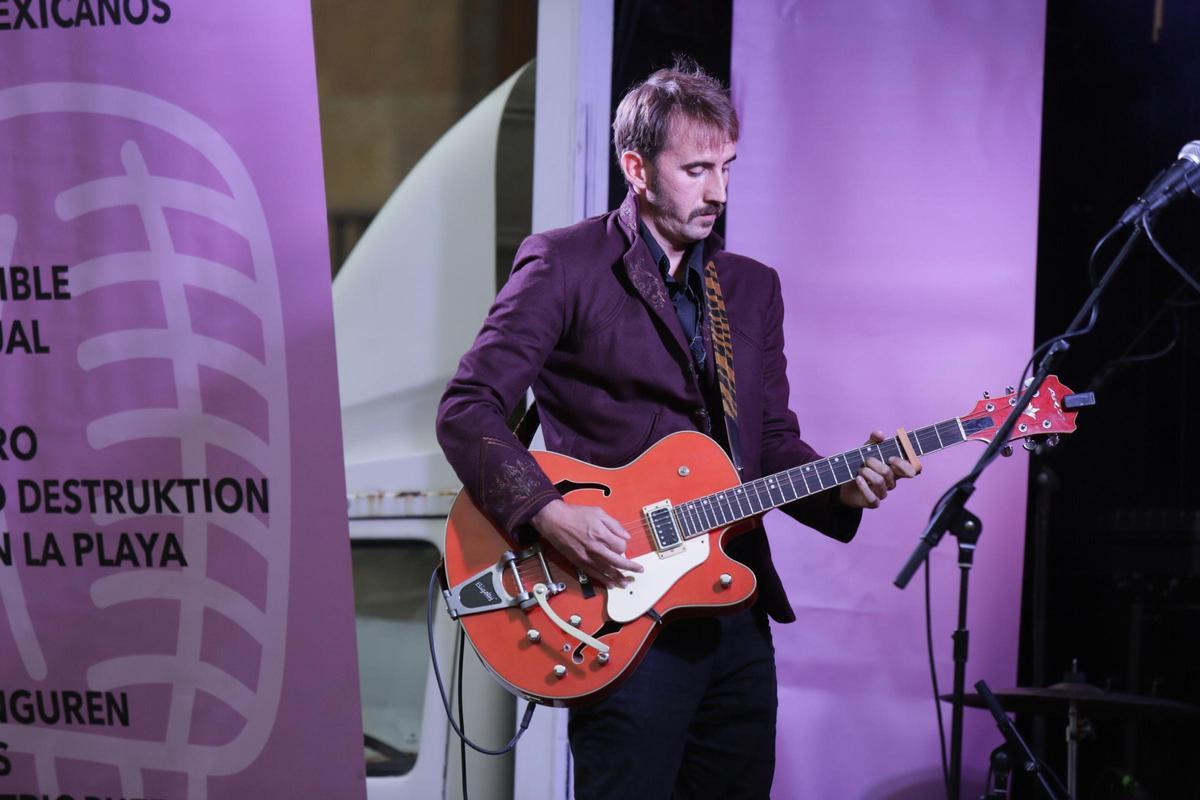 "Pablo Und Destruktion" en concierto.