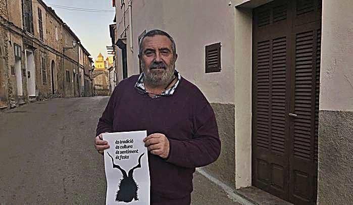 Pere Pep Gil, miembro de la Obreria de Sant Antoni d’Artà, con cartel pro civismo en el Coll de n’Abrines.