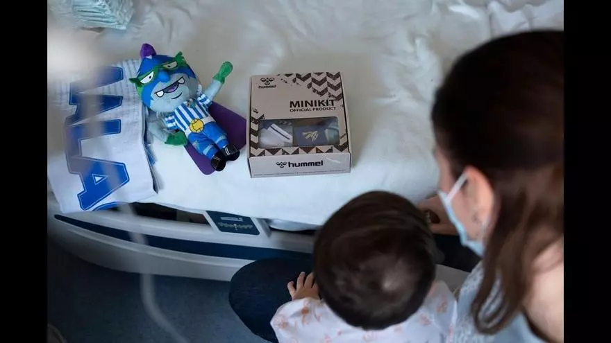 Visita del Málaga CF al Hospital Materno-Infantil