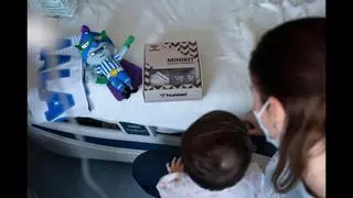 El Málaga CF visita el Hospital Materno-Infantil