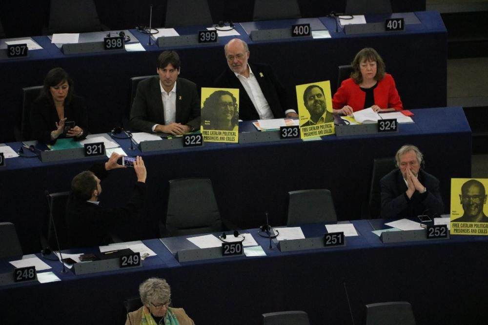 Eurodiputats mostrant pancartes per reclamar la ll