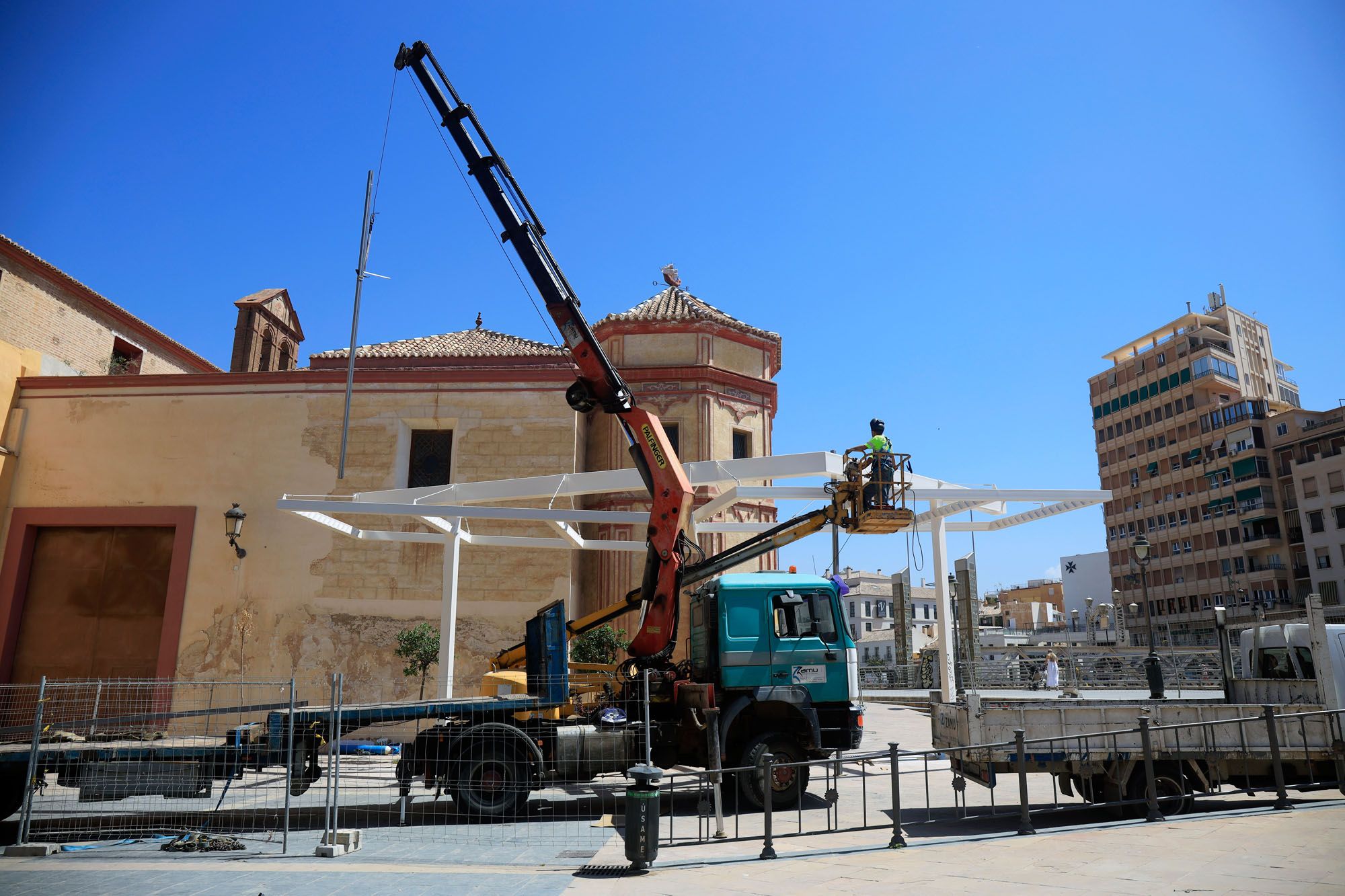 Imagen de los trabajos de desmontaje de la pérgola de Santo Domingo