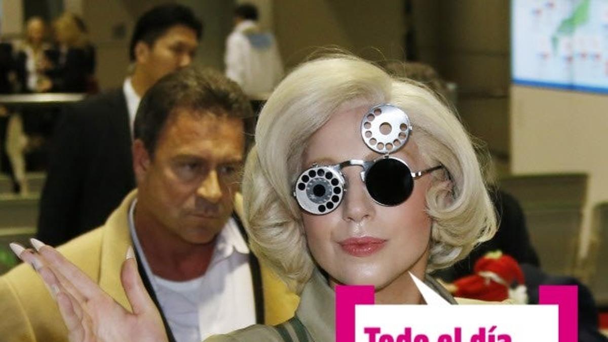 Lady Gaga pegada a su telephone