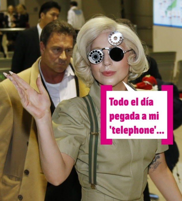 Lady Gaga pegada a su telephone