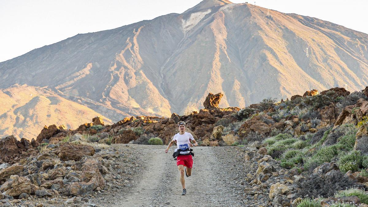 Un corredor en la Tenerife Bluetrail.