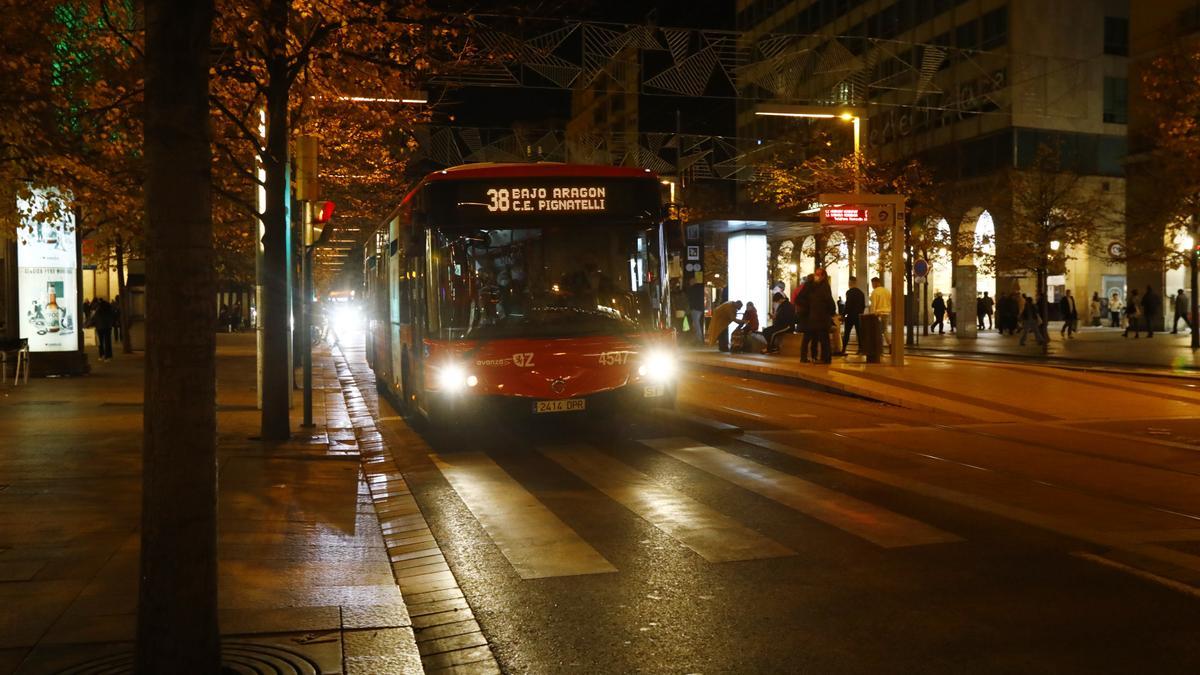 Un autobús circula por el paseo Independencia.