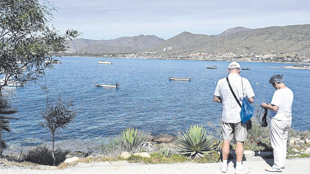 REDES EN LA AZOHIA Y BARCOS EN MAR