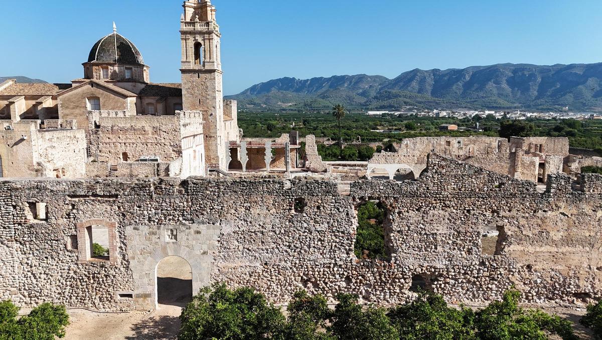 Frente sur de la muralla del recinto de clausura del Monasterio de la Valldigna, que será restaurado próximamente, en imagen de archivo.