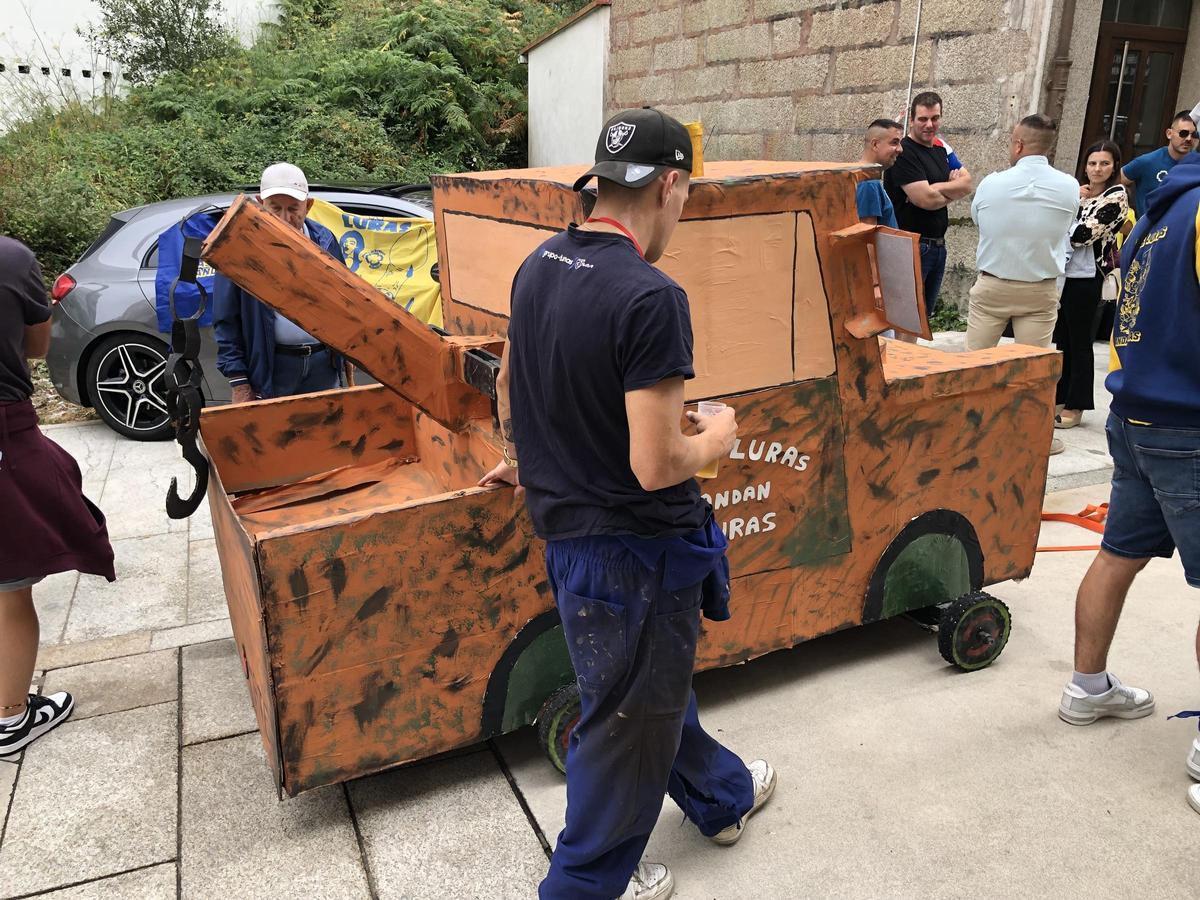 Cuesta abajo... con frenos: la Festa da Dorna de Ribeira avanza a rebufo de las carrilanas