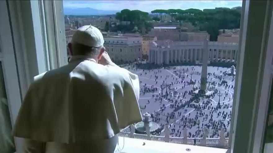 El papa reza el ángelus desde la biblioteca del palacio pontificio