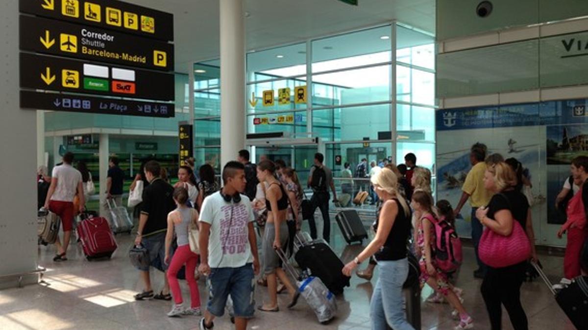 Viajeros circulando por el aeropuerto de El Prat.