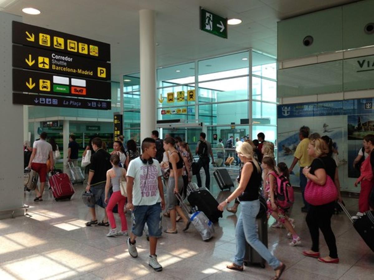 Viatgers circulant per l’aeroport del Prat.