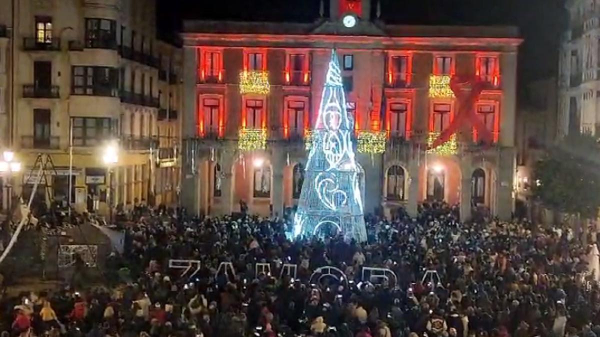 Un momento del encendido de luces del Ayuntamiento de Zamora