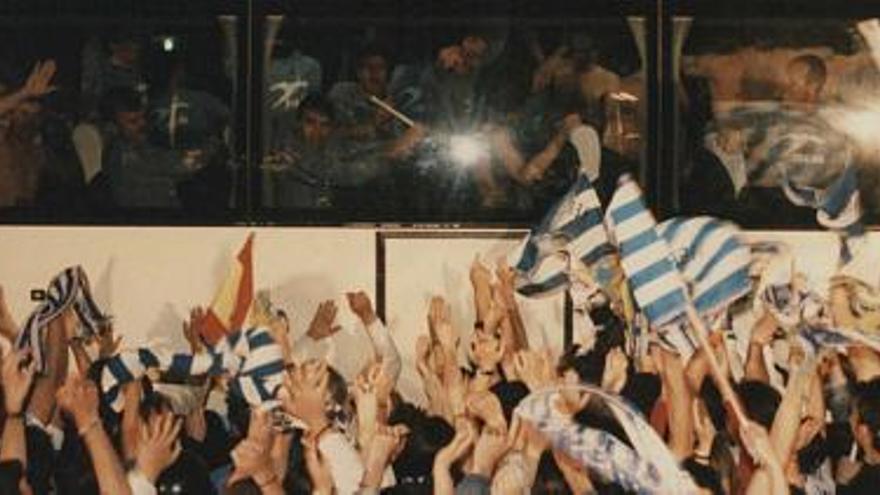 Imagen de la llegada del autobús de la plantilla del Hércules a la Plaza de Luceros durante la celebración del ascenso a Primera en la campaña 1995/96.