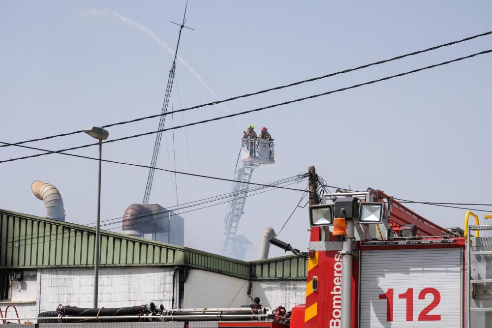 Los Bomberos han pedido a los vecinos que cierren puertas y ventanas para evitar el humo