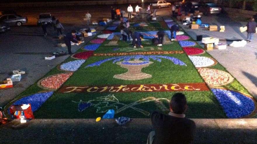 Aspecto de la alfombra que ayer lució en el Corpus de San Vicente de Nogueira.