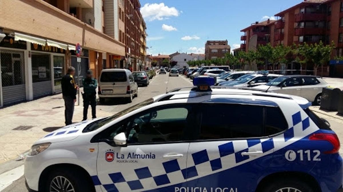 Imagen de archivo de un vehículo de la Policía Local de La Almunia de Doña Godina.