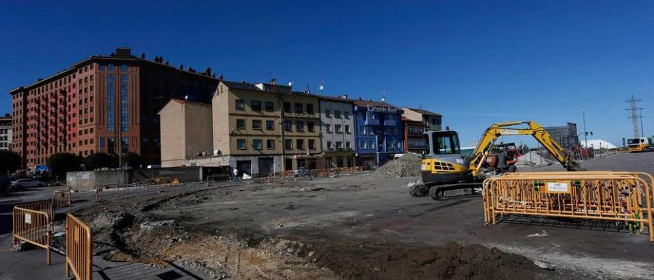 Estado de las obras de construcción del futuro aparcamiento para automóviles de la avenida de Gijón.