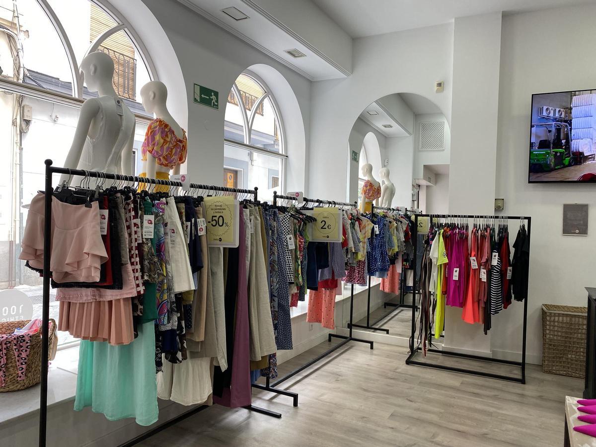 Interior de la tienda de ropa para personas vulnerables de Cáritas Córdoba.
