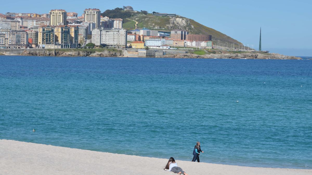 La playa coruñesa de Riazor, un día soleado de primavera.