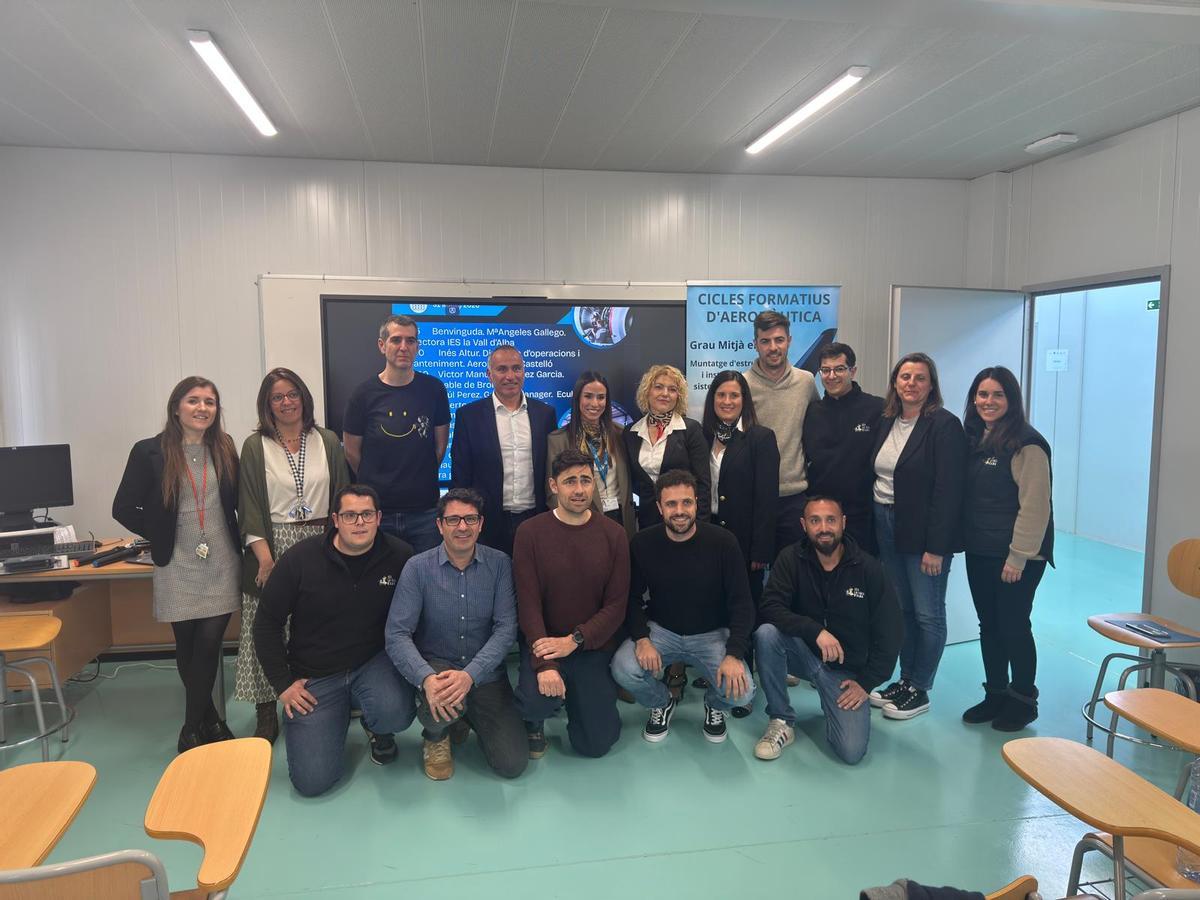 Foto de familia de los participantes en el foro del aeropuerto.