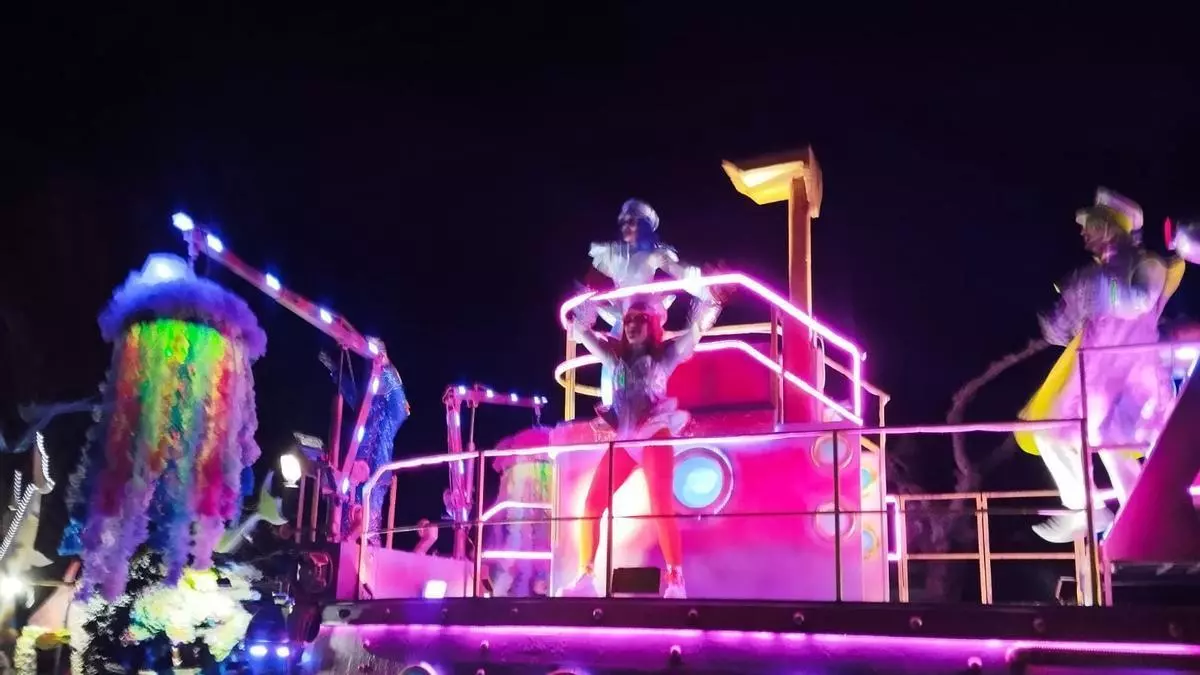 La lluvia respeta el desfile de La Caridad, que llenó las calles con alrededor de un millar de participantes