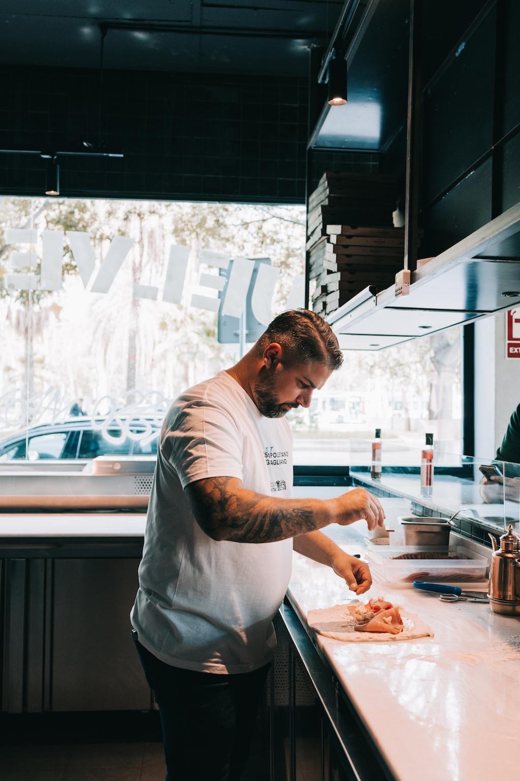 Diego Vitagliano con las manos, literalmente, en la masa.