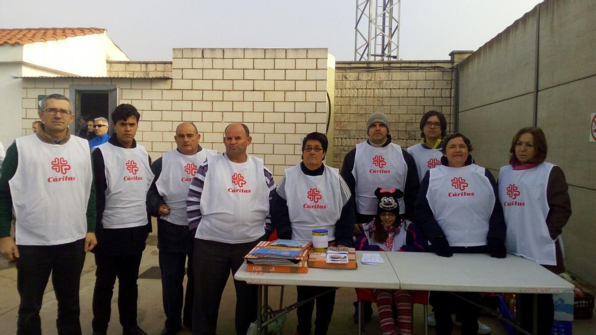 Voluntarios de Cáritas, durante una actividad con carácter solidario, en una imagen de archivo.