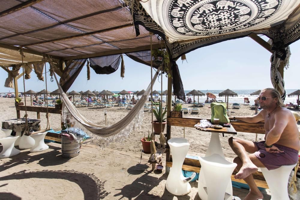 Veraneantes y visitantes en las playas de l'Horta.