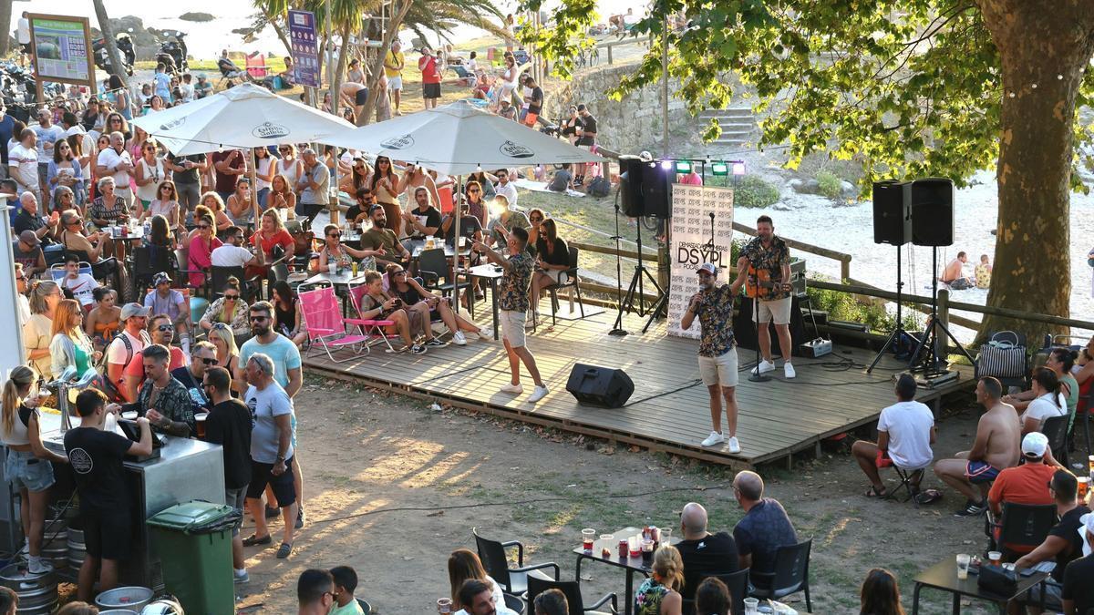 Un concierto del grupo Demasiadas sombras y pocas luces en el chiringuito de la Fuente, en Samil.
