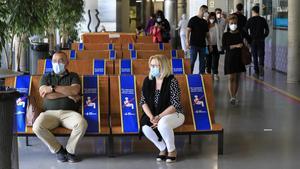 undefined53426443 barcelona 15 05 2020  sociedad   bancos con cintas para mant200530162328