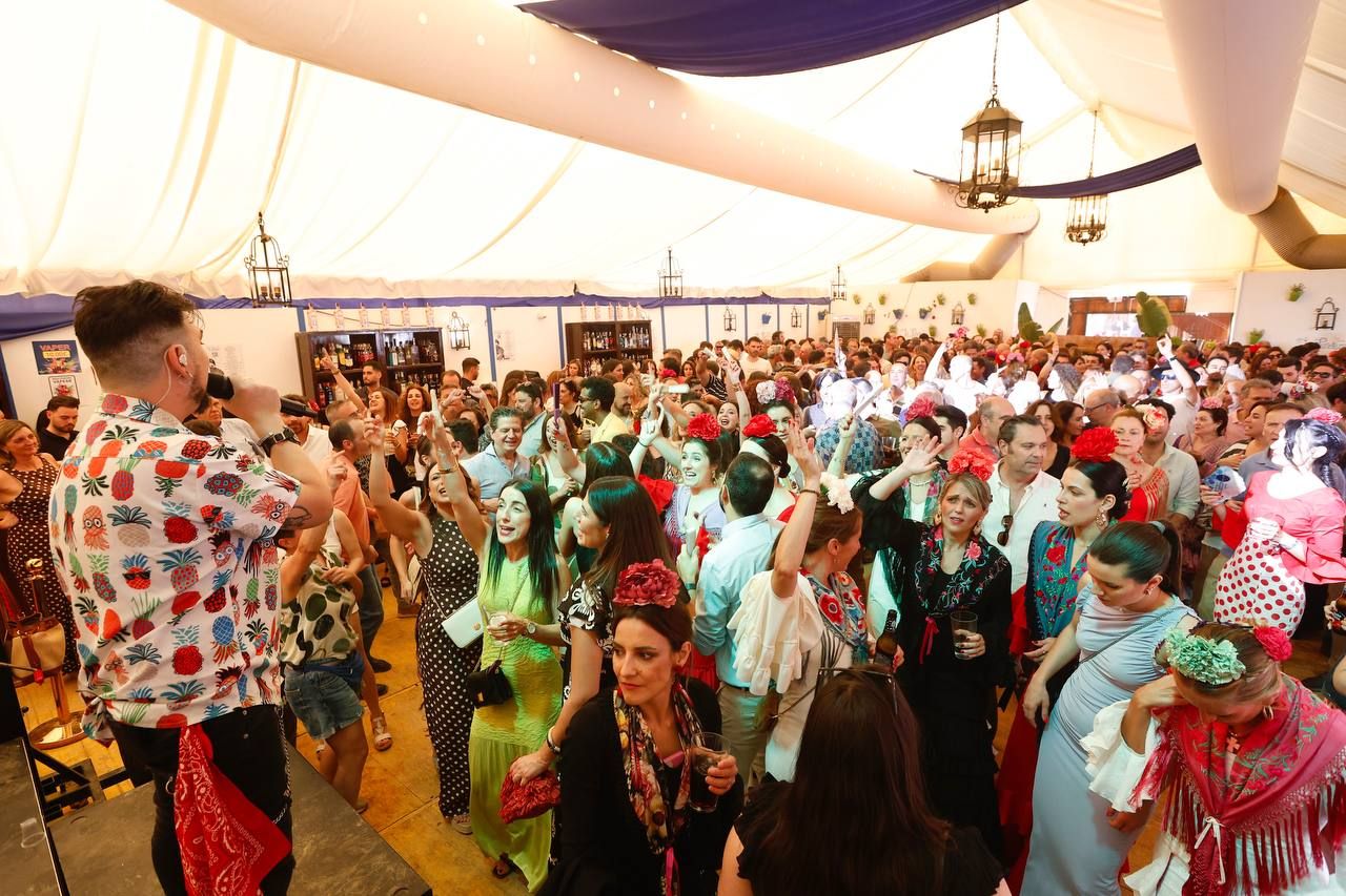 El tardeo se impone en las casetas de la Feria de Córdoba para disfrute de propios y extraños