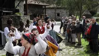 Bailes y cantares en el Muséu Pueblu d’Asturies