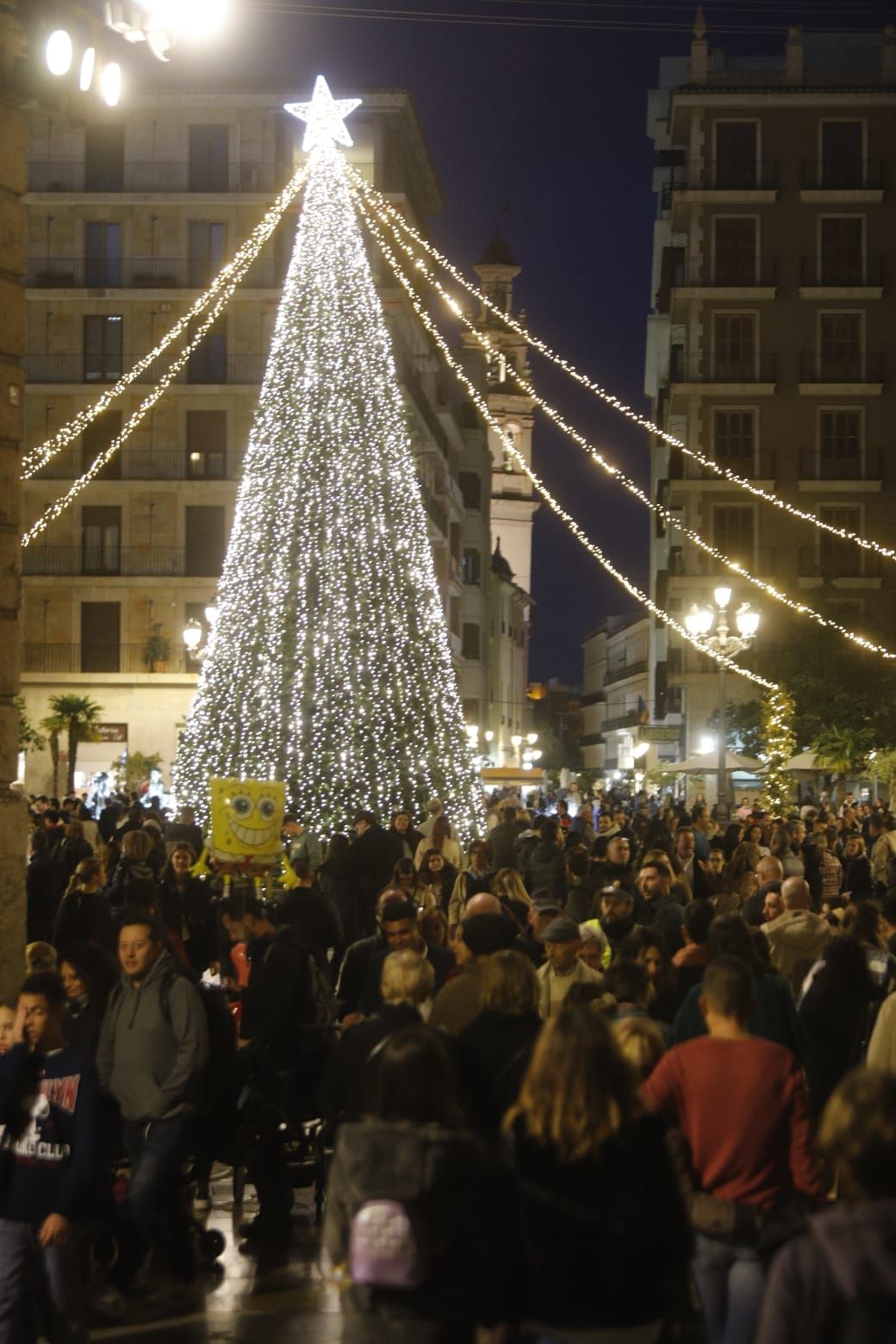 El turismo y las compras navideñas llenan las calles de València