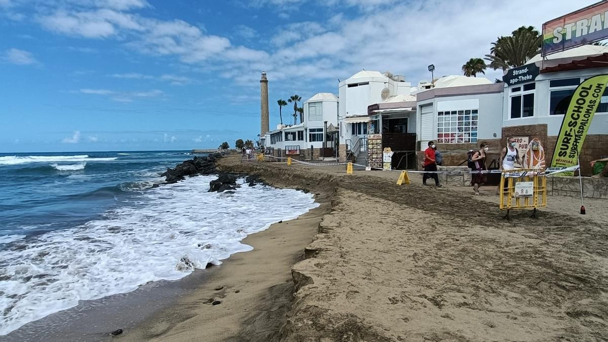 El mar se lleva parte del paseo en el acceso a la playa de Maspalomas