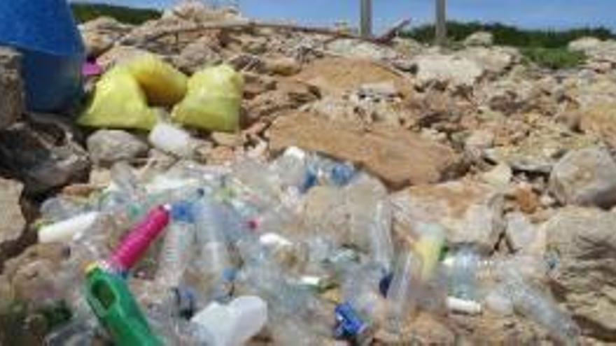 Acumulaciones de plástico en la costa de sa Conillera, un espacio protegido.