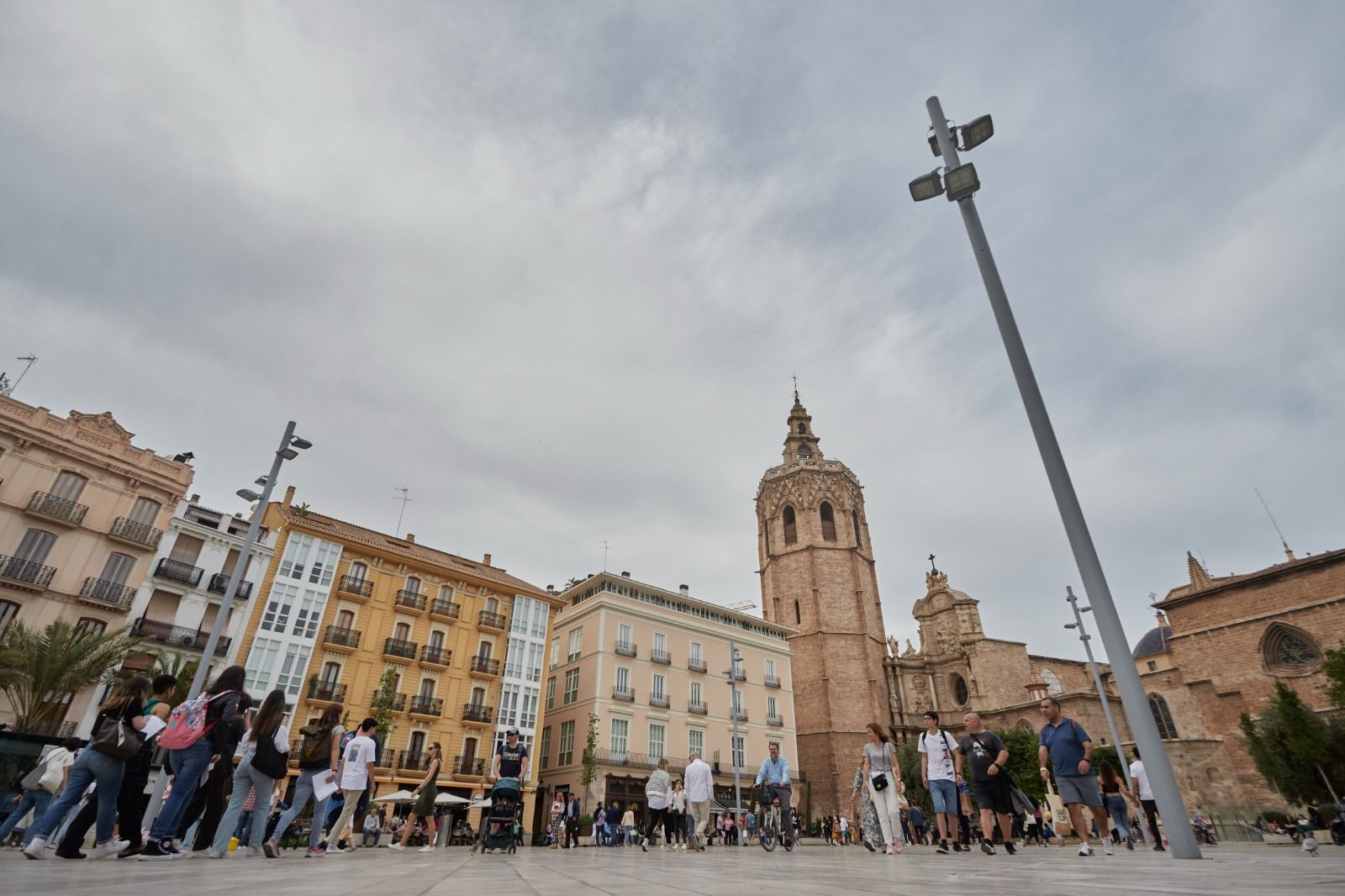 La plaza de la Reina continúa sin toldos pese a la ola de calor en València