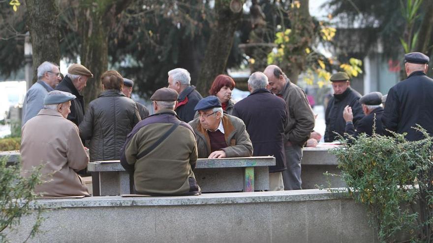 Personas mayores en un parque de Ourense.