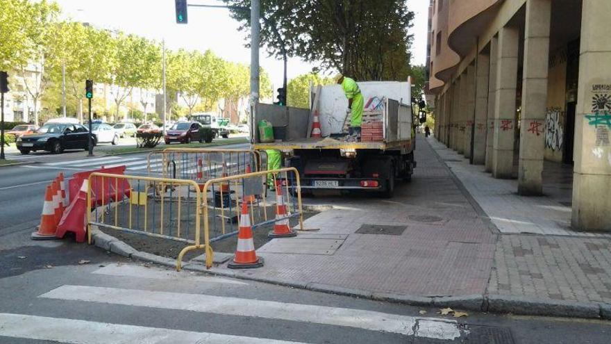 Los operarios trabajan en la reparación de aceras en Cardenal Cisneros