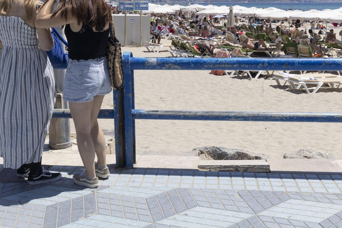 De los aproximadamente 800 metros de barandilla, no hay ninguno sin desconchones. En la imagen, una losa suelta al borde del paseo, a la altura del Hotel Meliá.