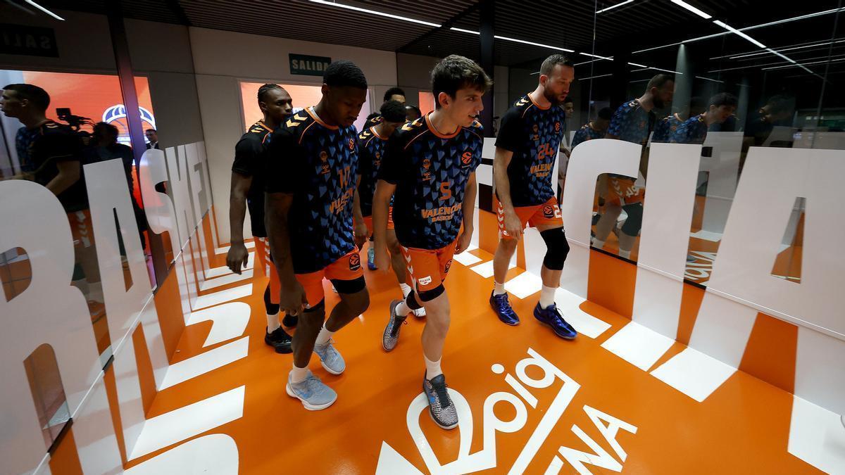 Los jugadores del Valencia Basket, antes del quinto partido del playoff ante el Panathinaikos.