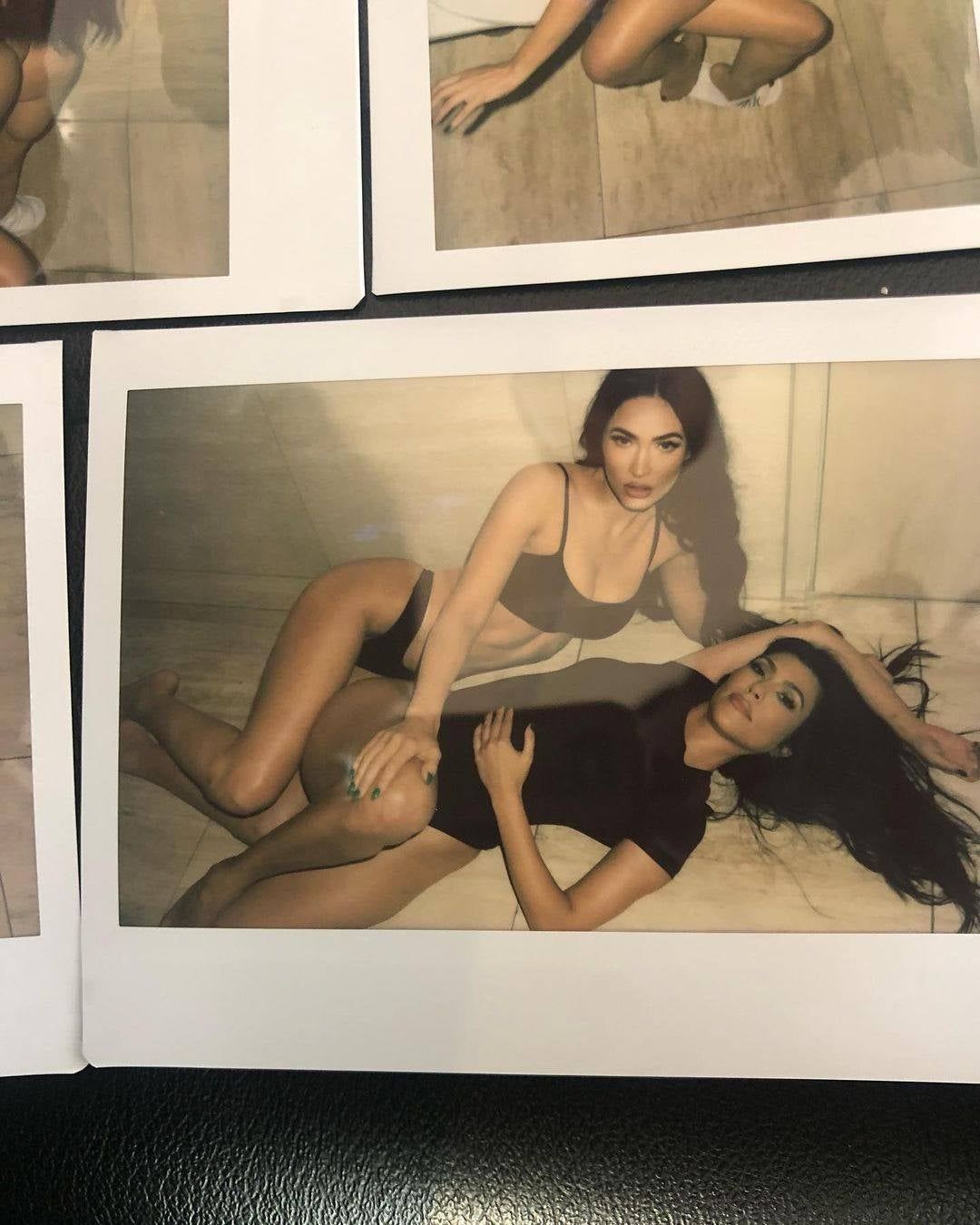 Kourtney Kardashian y Megan Fox posan en modo OnlyFans