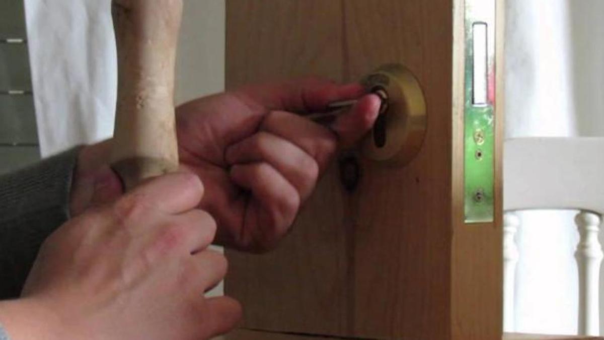 Un ladrón abre una puerta por el método de bumping.