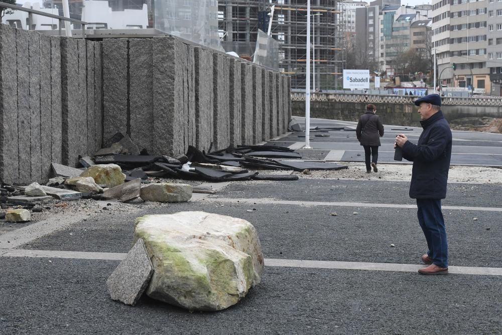 Daños en A Coruña por las olas en alerta roja