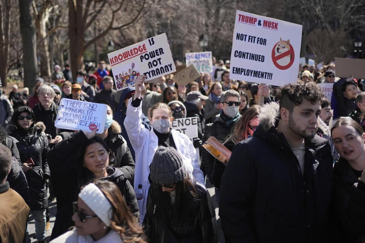 New York  Out of the lab and into the streets, researchers and doctors rally for science against Trump cuts   7/3/2025  Foto: AP/ Seth Wenig