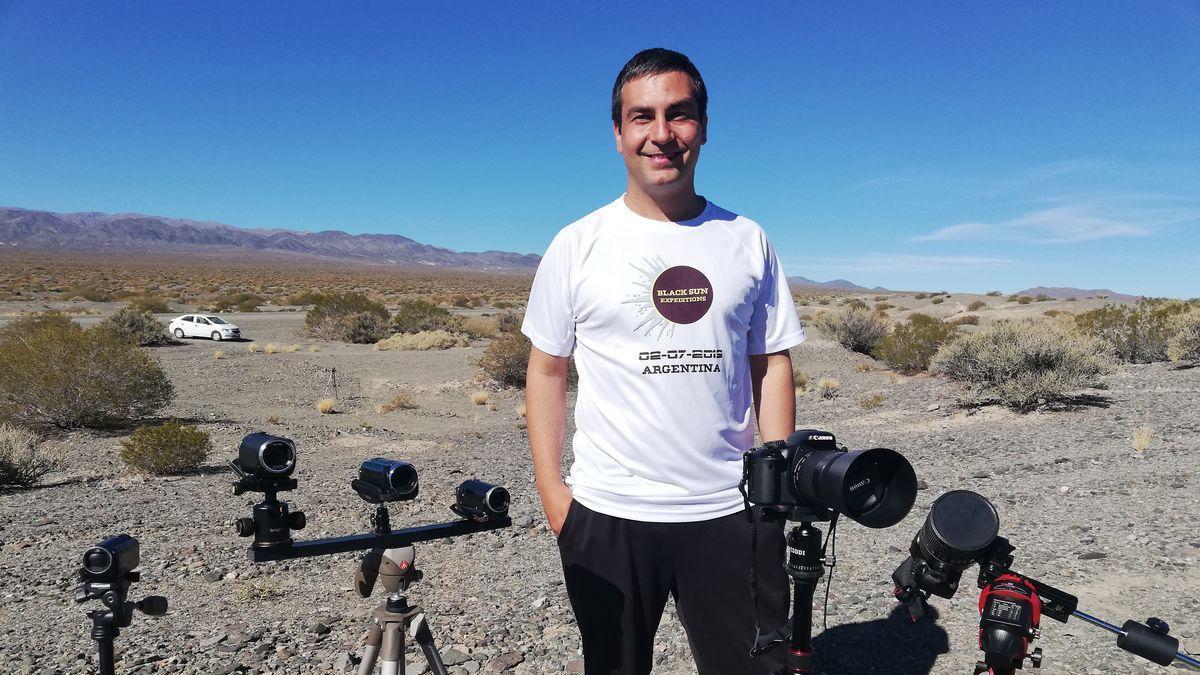El salmantino, con sus equipos de fotografía, verá el eclipse desde Osorno (Palencia). En su vida ha viajado por todo el mundo para presenciar 12 eclipses solares totales: desde Egipto a China, Australia, Kenia o Argentina.